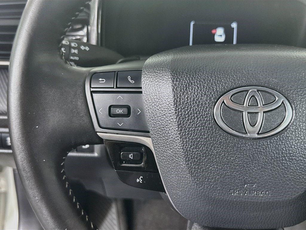 Used 2025 Toyota Camry SE FWD image 13