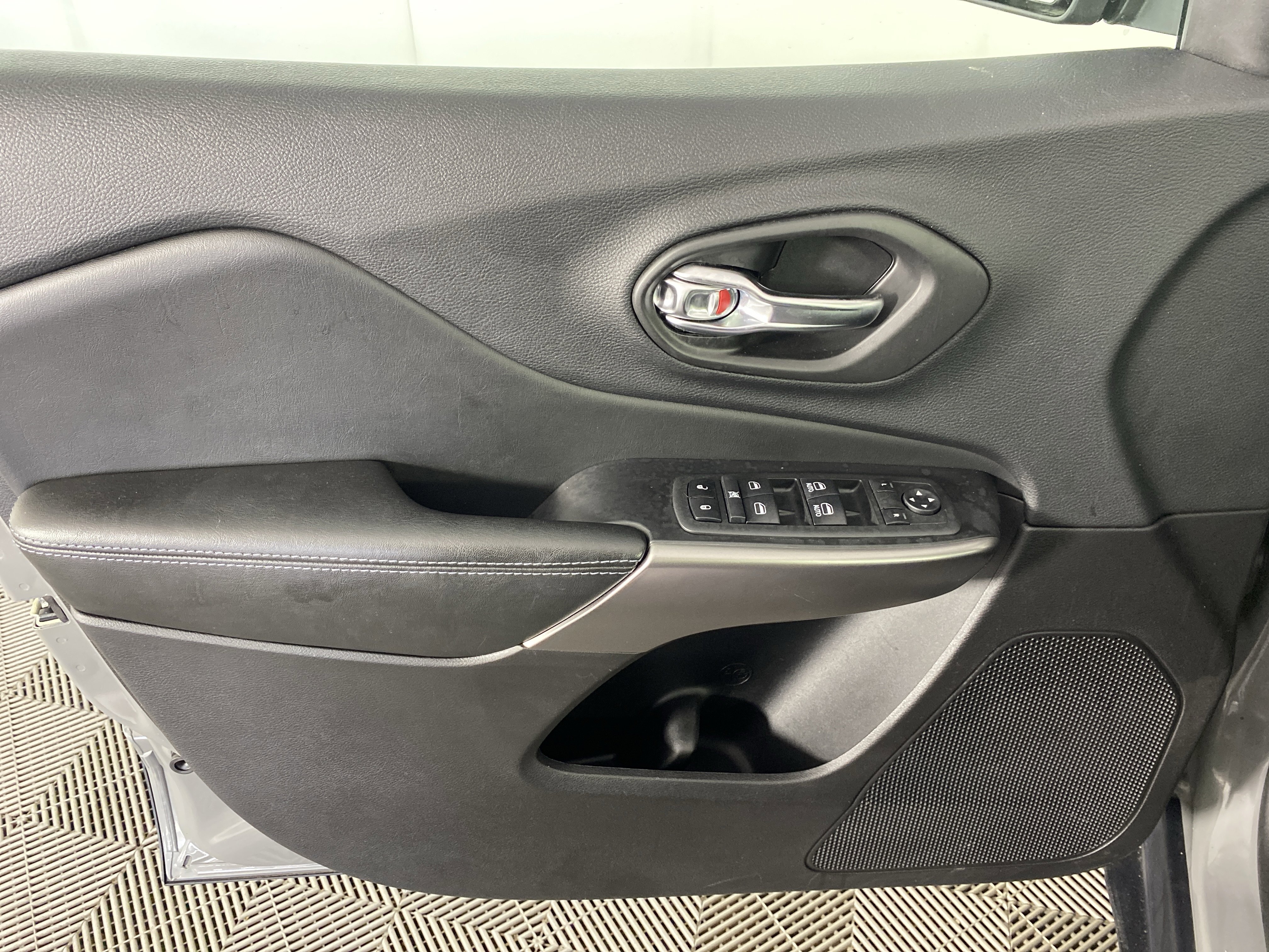 Used 2020 Jeep Cherokee Latitude Plus w/ Comfort/Convenience Group image 15