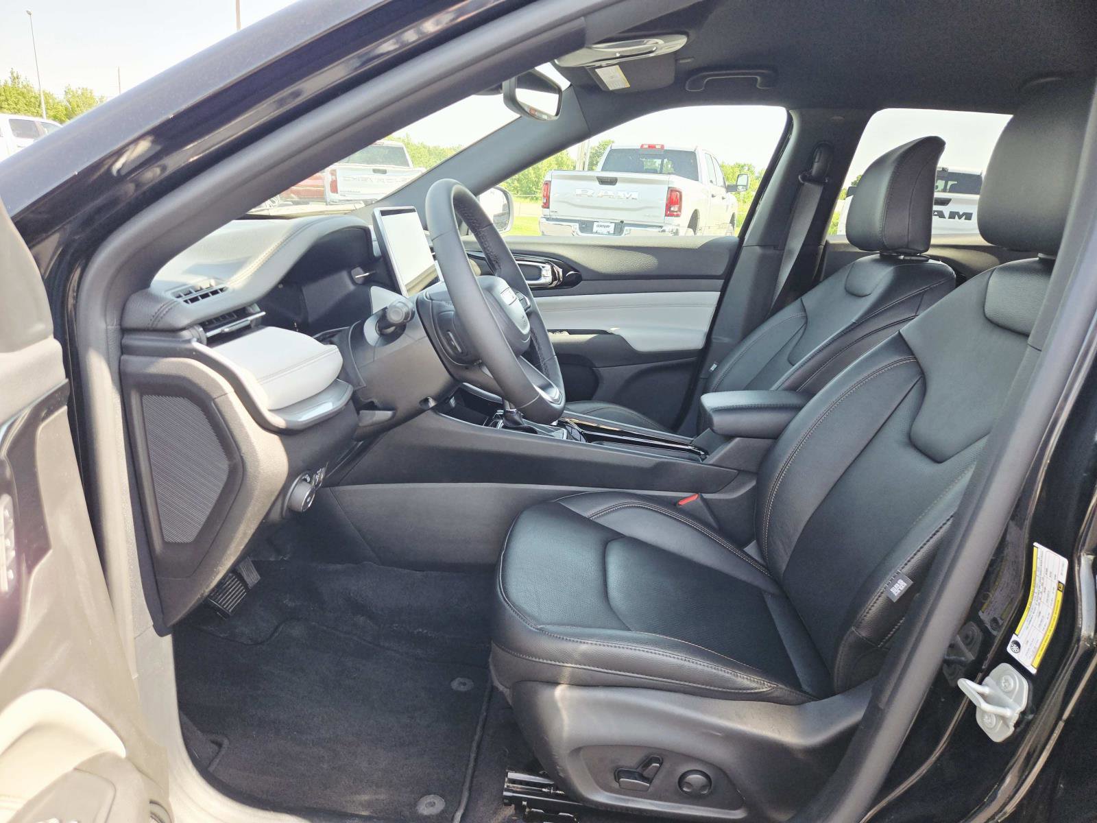 Used 2024 Jeep Compass Limited w/ Elite Group AWD/4WD image 12