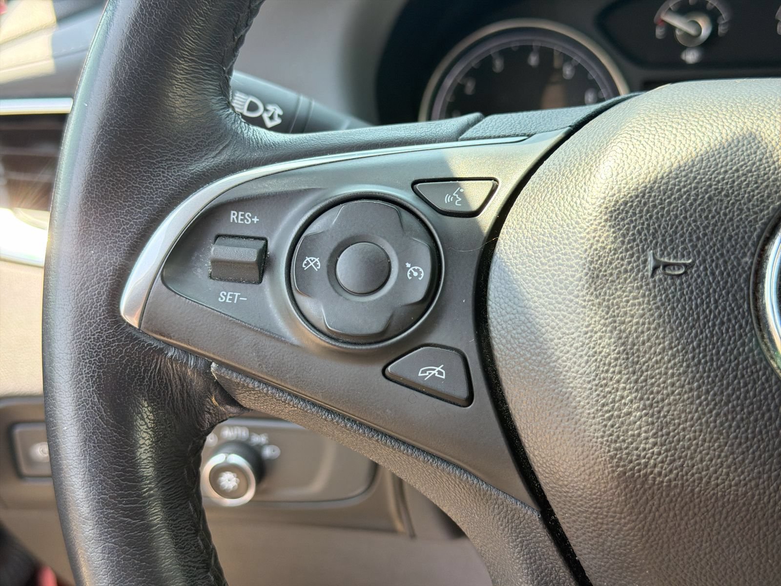 Used 2018 Buick Enclave Essence AWD/4WD image 27