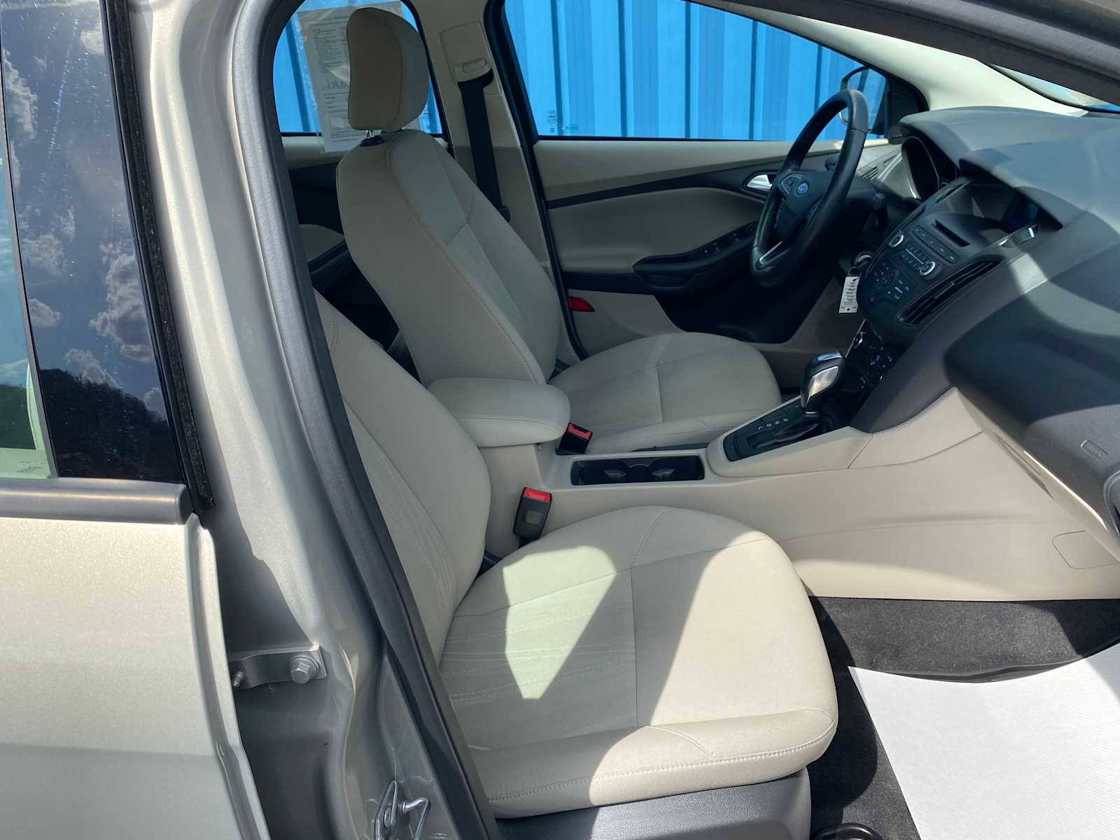 Used 2016 Ford Focus SE w/ SE Cold Weather Package image 26