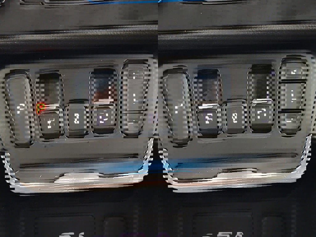 Used 2020 GMC Terrain SLE w/ Driver Convenience Package FWD image 18