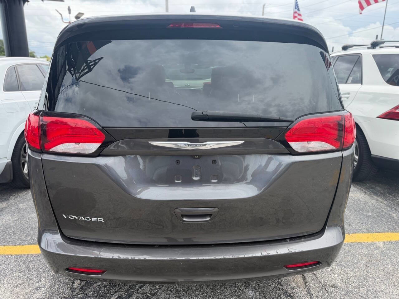 Used 2021 Chrysler Voyager Lxi FWD image 4