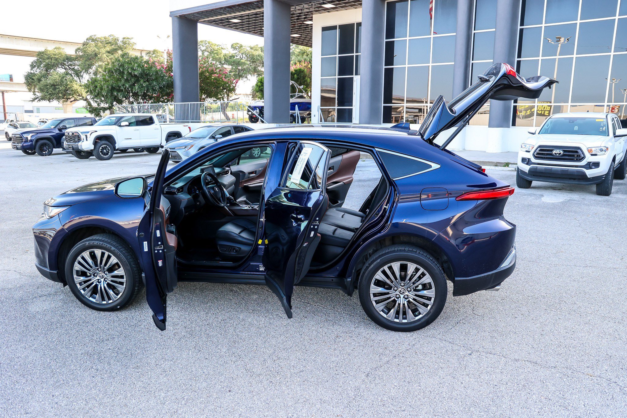 Certified 2022 Toyota Venza XLE AWD/4WD image 11