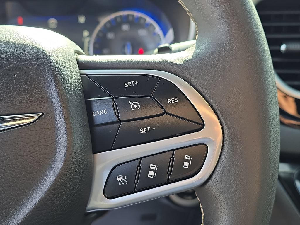 Used 2025 Chrysler Pacifica Select FWD image 15