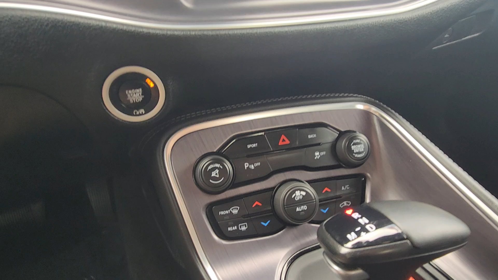 Used 2016 Dodge Challenger SXT w/ Driver Convenience Group RWD image 14
