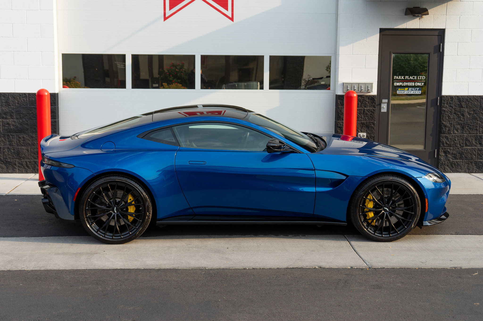 Used 2022 Aston Martin V8 Vantage Coupe image 58