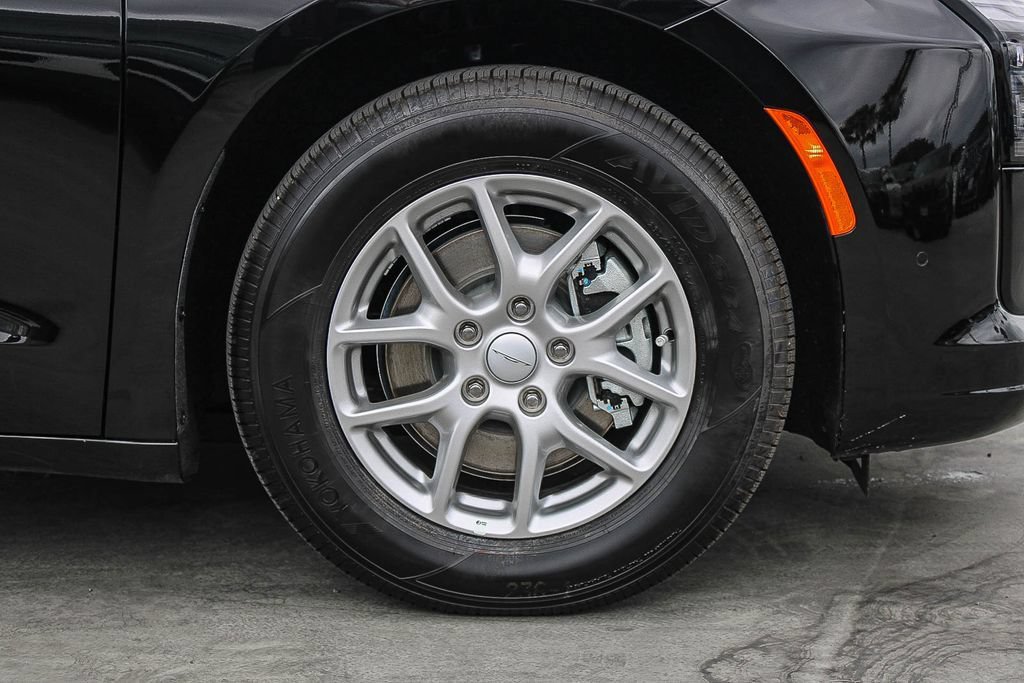 New 2027 Chrysler Pacifica Select FWD image 11