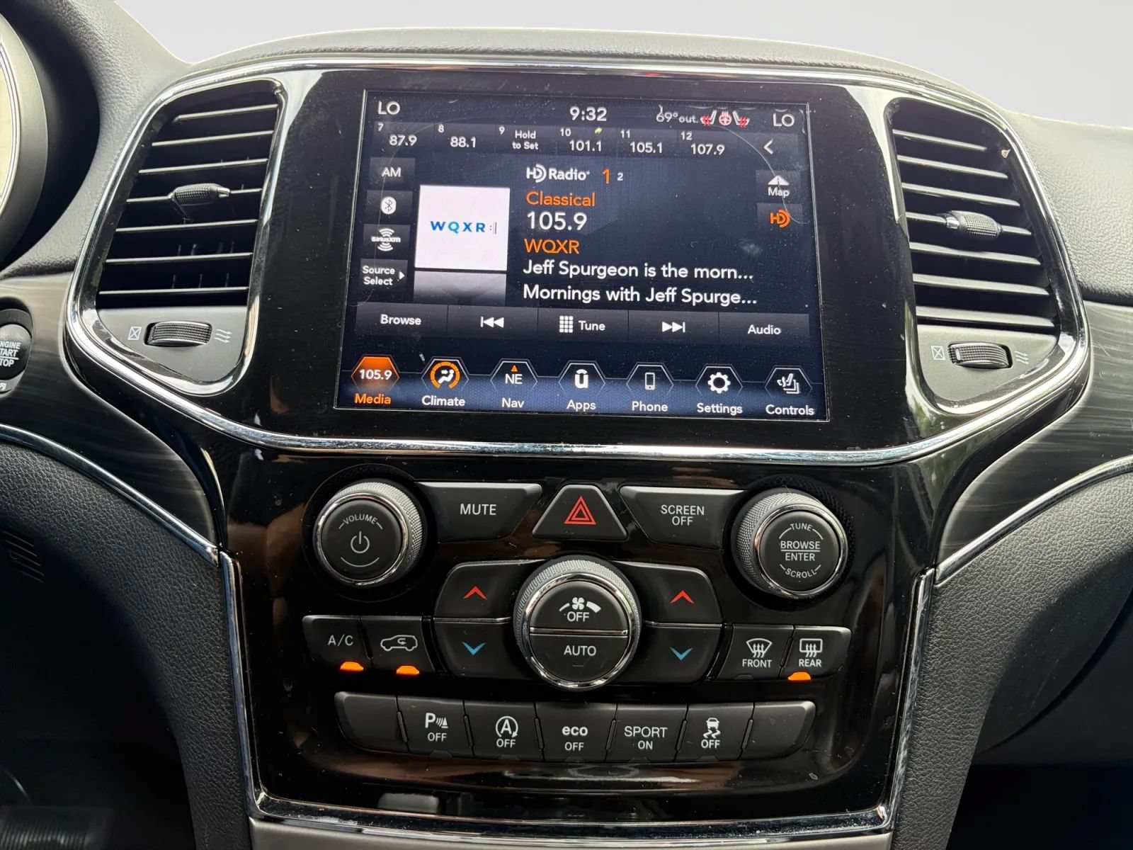 Used 2021 Jeep Grand Cherokee Limited w/ Premium Lighting Group AWD/4WD image 23