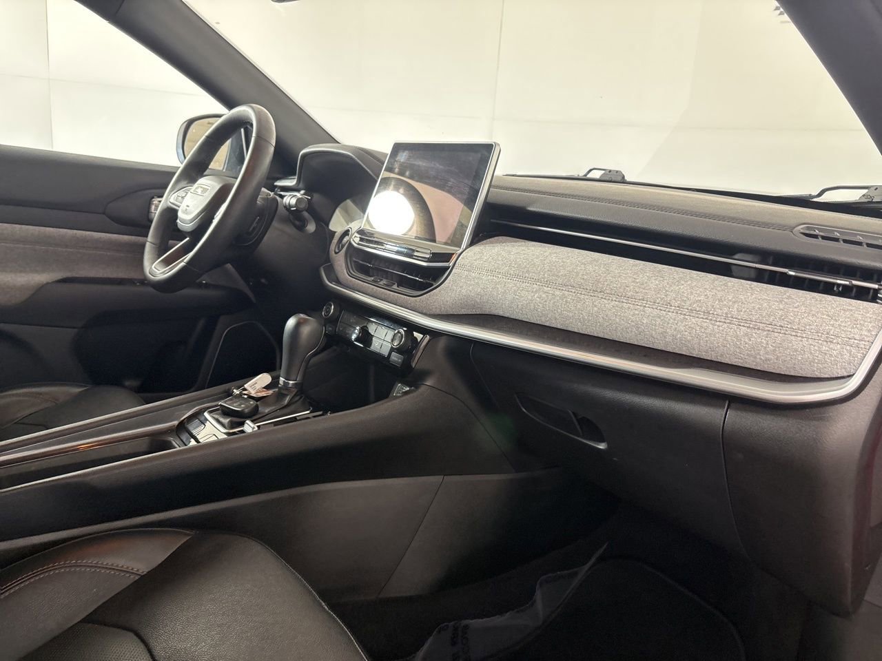 Used 2023 Jeep Compass Latitude image 26