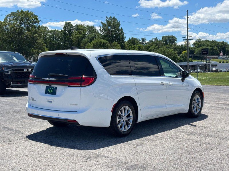 Used 2026 Chrysler Pacifica Limited FWD image 5