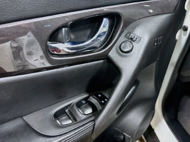 Used 2019 Nissan Rogue SV w/ Sun & Sound Touring Package AWD/4WD image 16