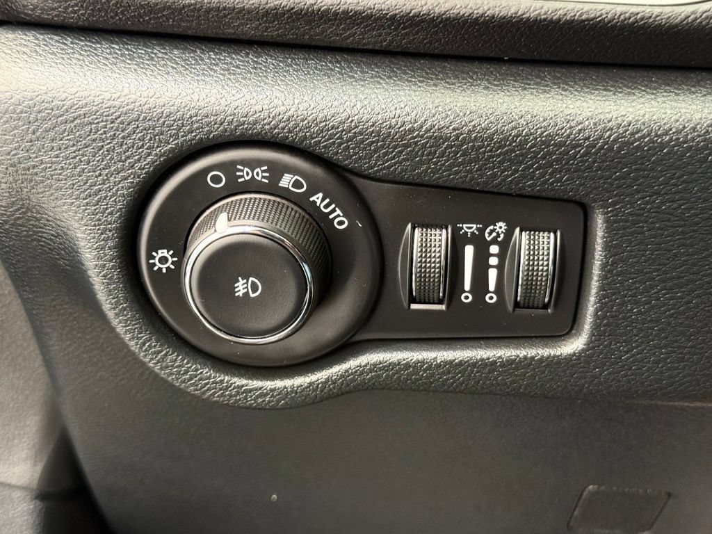 Used 2025 Chrysler Pacifica Select FWD image 34