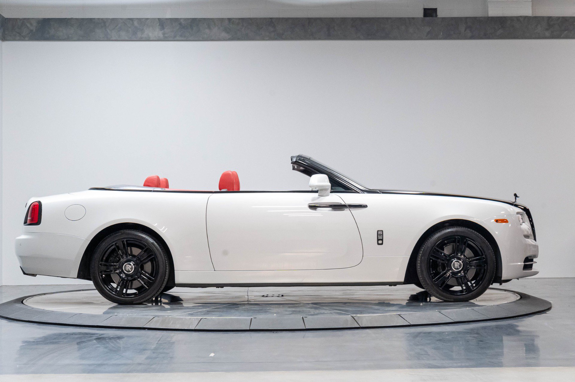 Used 2017 Rolls-Royce Dawn RWD image 35