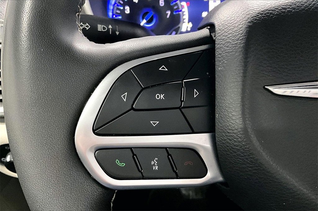 Used 2022 Chrysler Pacifica Touring-L image 12