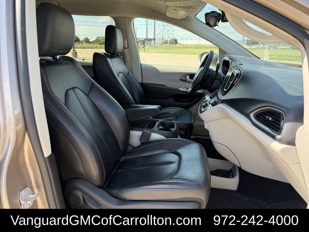 Used 2017 Chrysler Pacifica Touring-L FWD image 32
