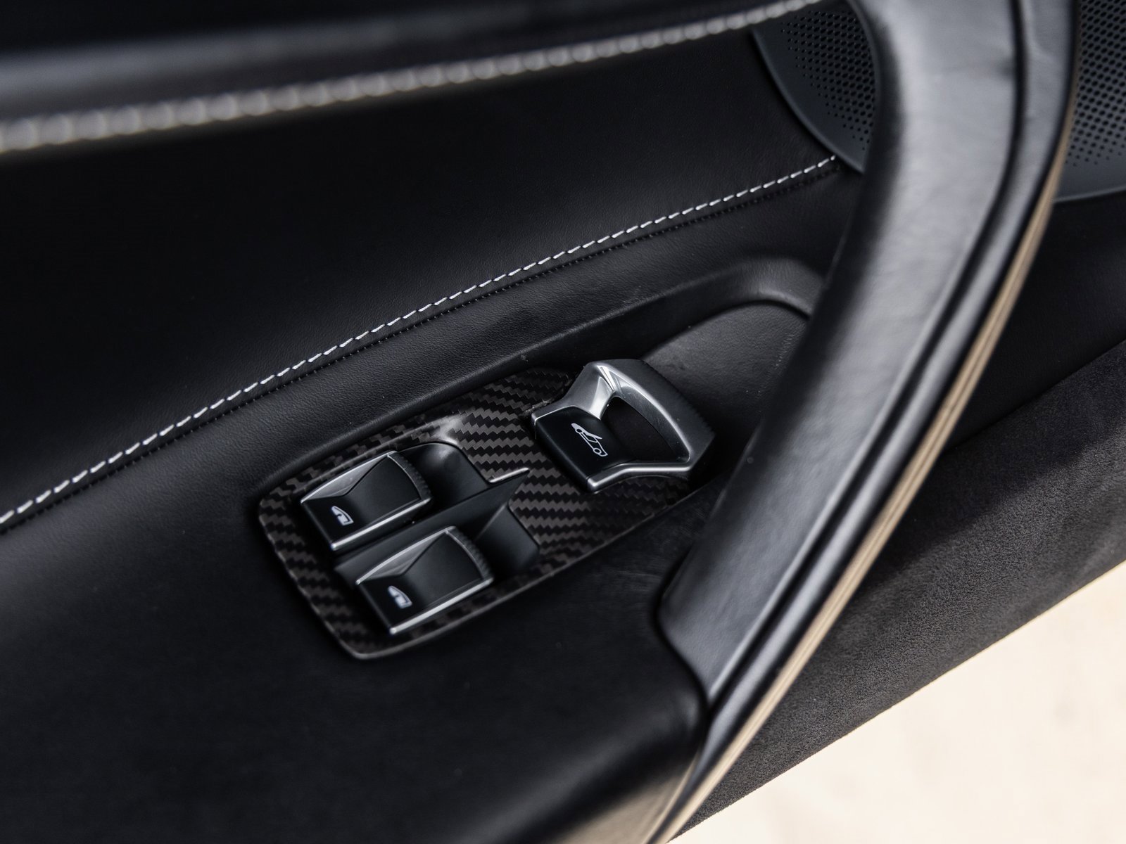 Used 2020 McLaren 720S Spider image 25