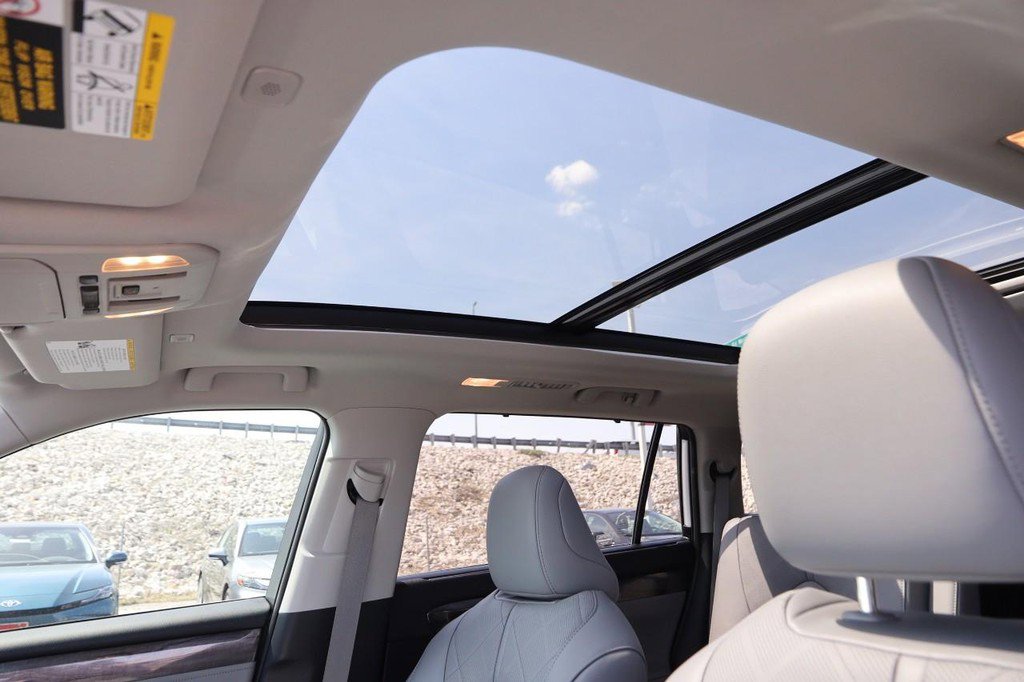 Used 2024 Toyota Highlander Platinum FWD image 11