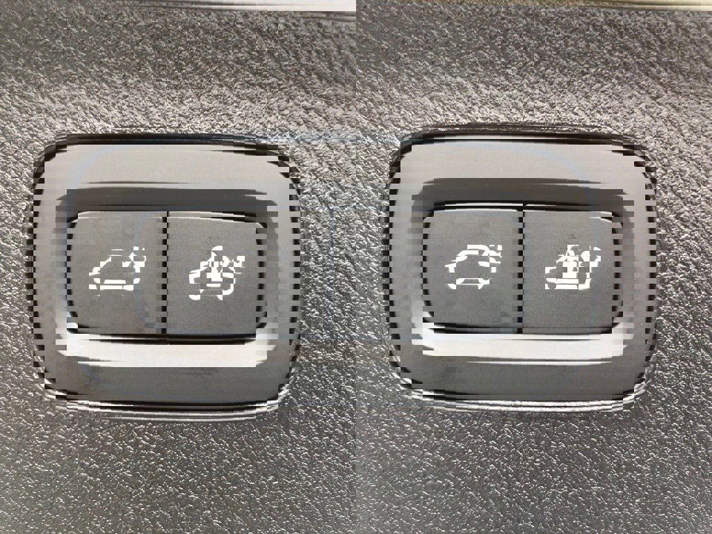 New 2026 Volvo XC90 T8 Plus w/ Protection Package Premier image 40