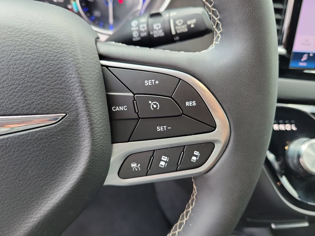 Used 2025 Chrysler Pacifica Select FWD image 24
