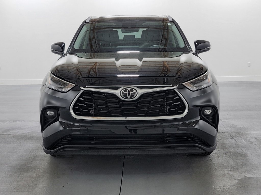 Used 2022 Toyota Highlander XLE AWD/4WD image 3