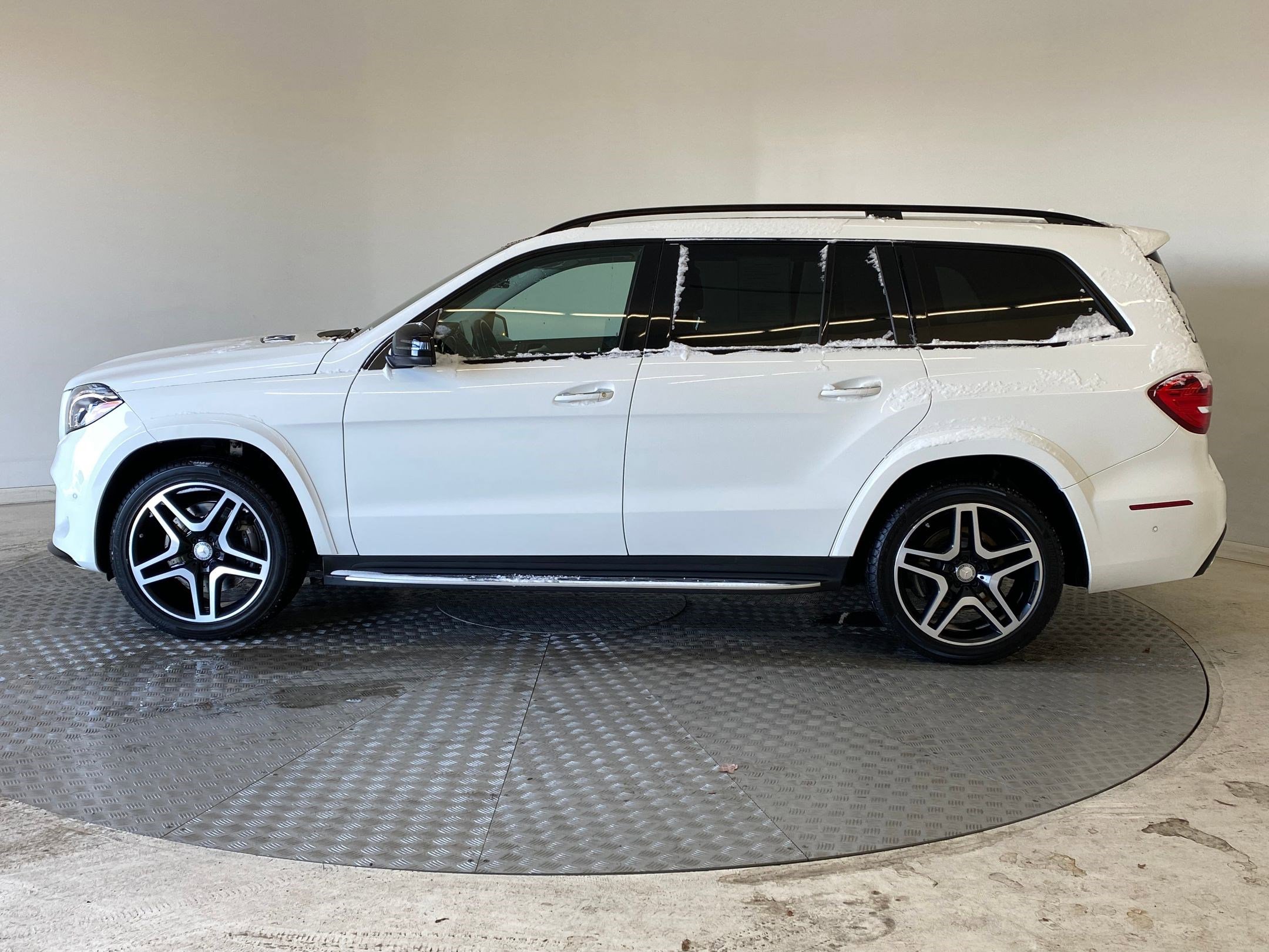 Used 2017 Mercedes-Benz GLS 550 4MATIC image 2