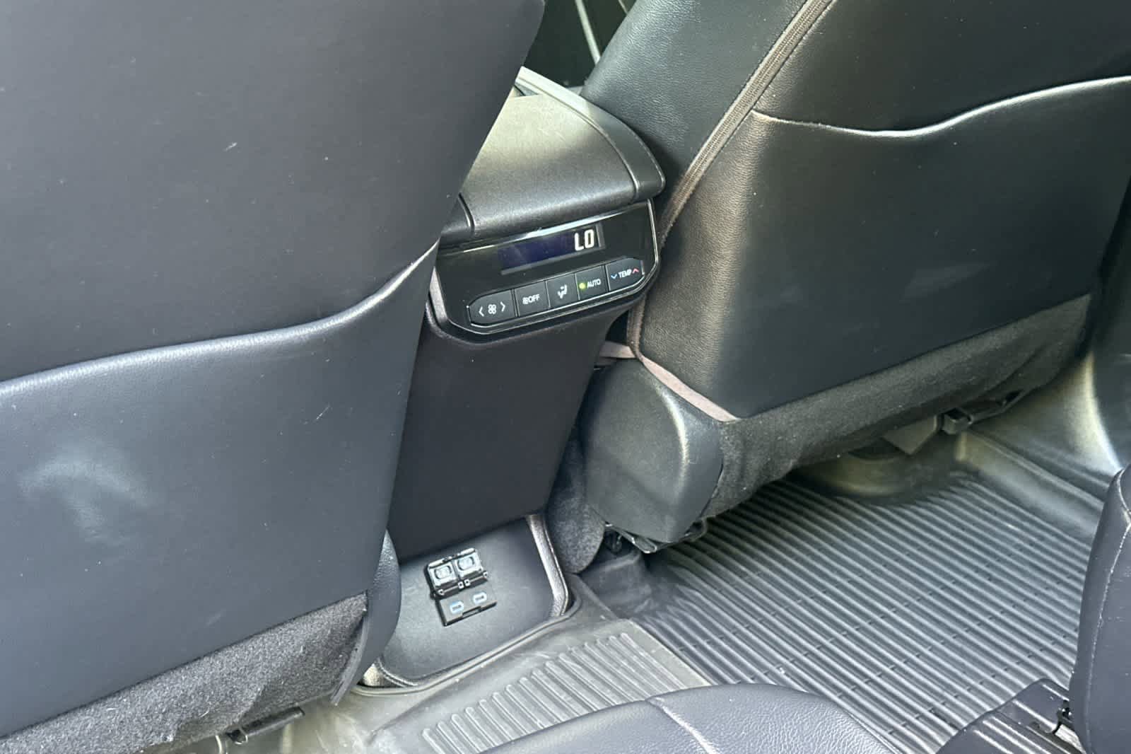Used 2022 Toyota Highlander XLE AWD/4WD image 14