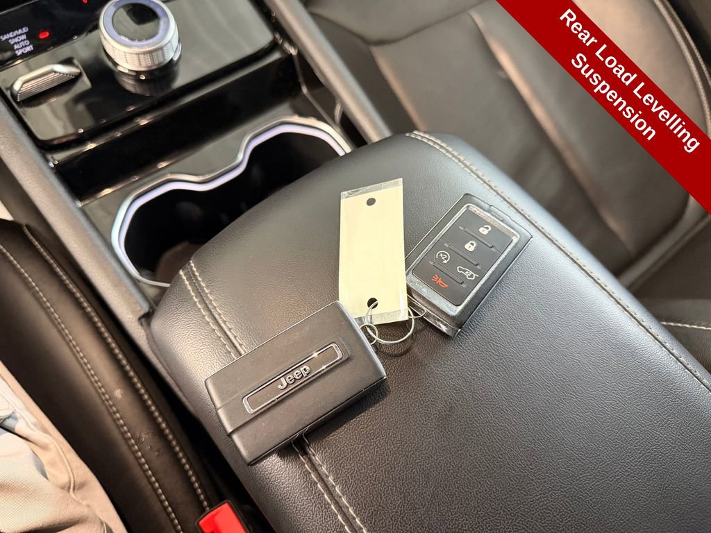 Used 2023 Jeep Grand Cherokee Limited w/ Black Appearance Package image 31