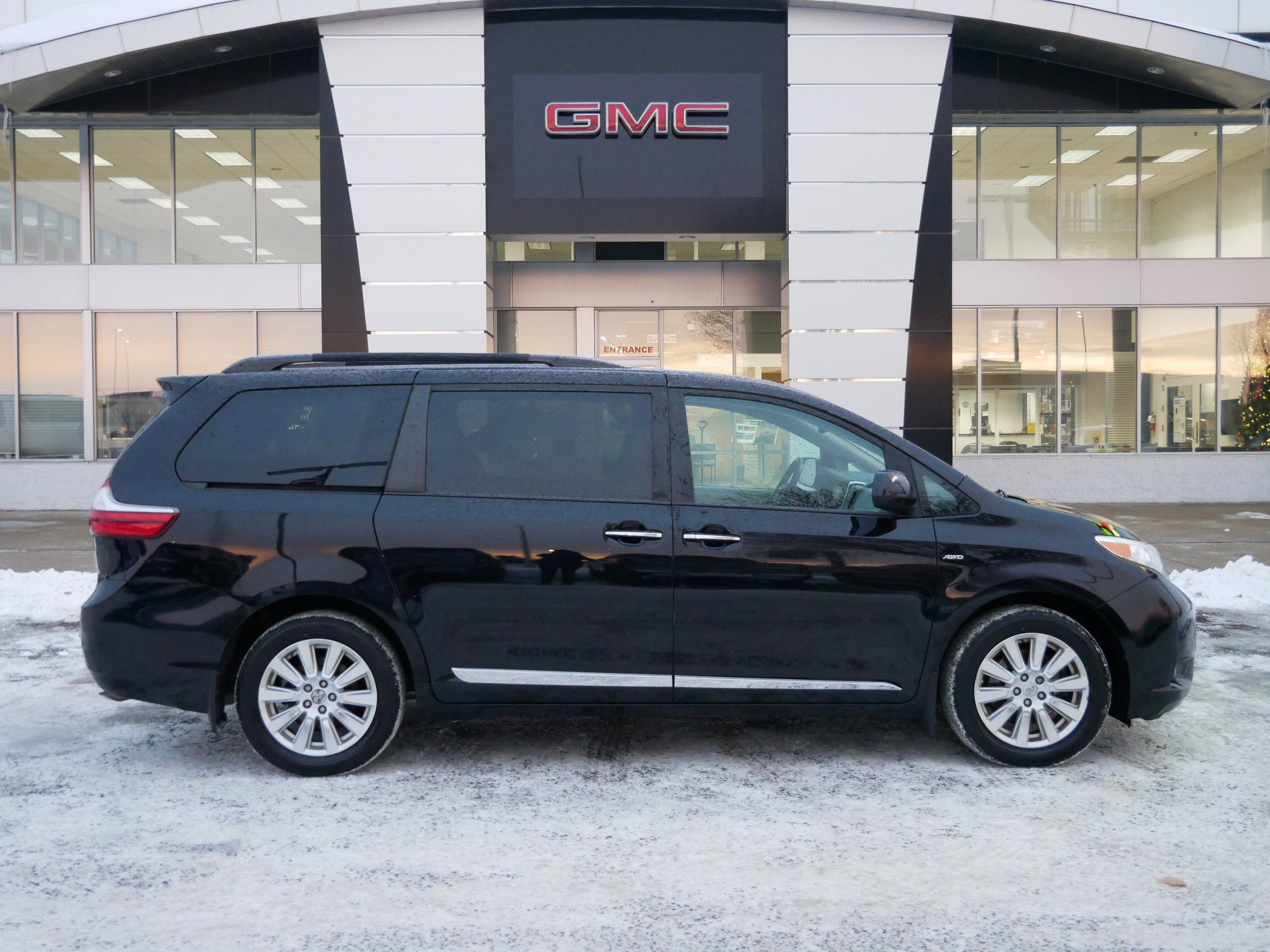 Used 2017 Toyota Sienna XLE image 2