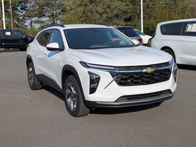 Used 2025 Chevrolet Trax LT image 2