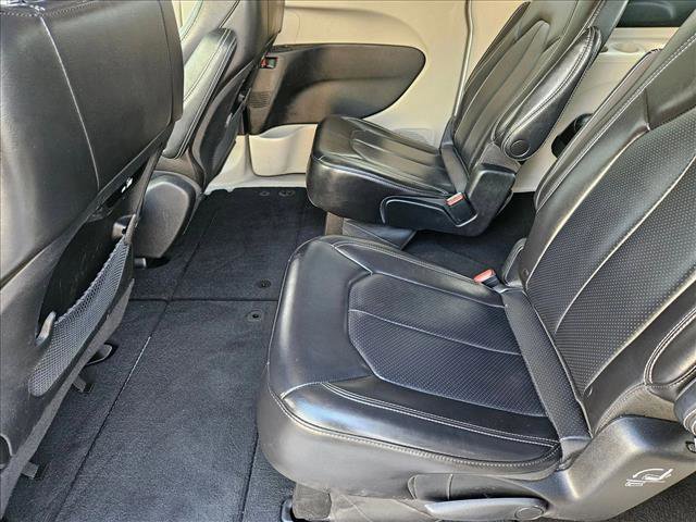 Used 2023 Chrysler Pacifica Touring-L image 16
