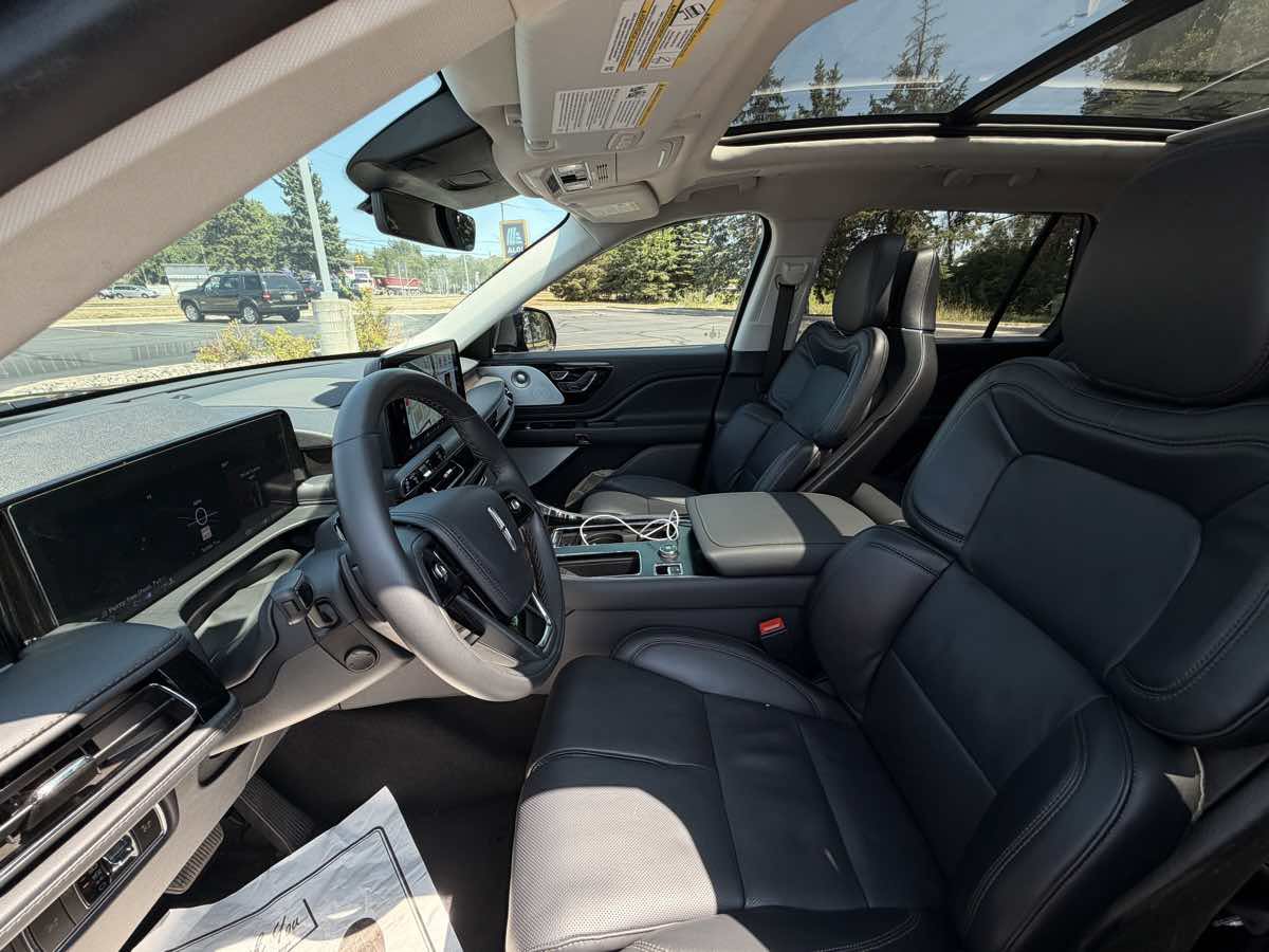 Used 2026 Lincoln Aviator Reserve AWD/4WD image 12