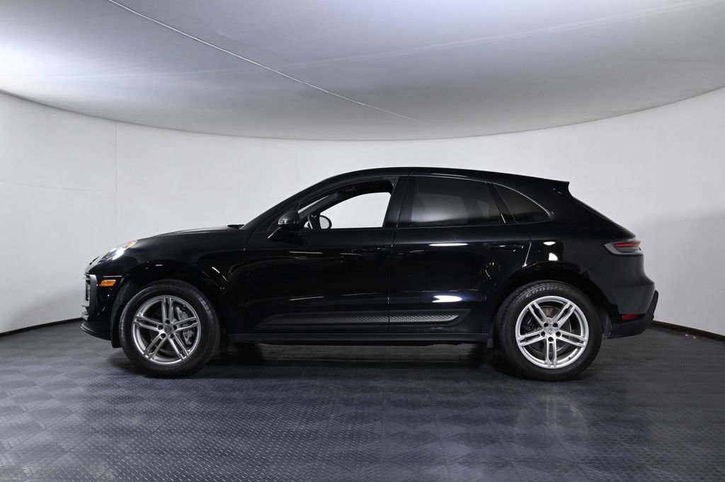 Certified 2024 Porsche Macan AWD/4WD image 2