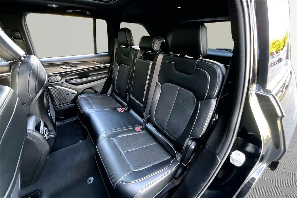 Used 2023 Jeep Grand Cherokee Overland AWD/4WD image 19