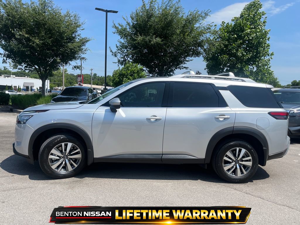 Used 2025 Nissan Pathfinder SL FWD image 5