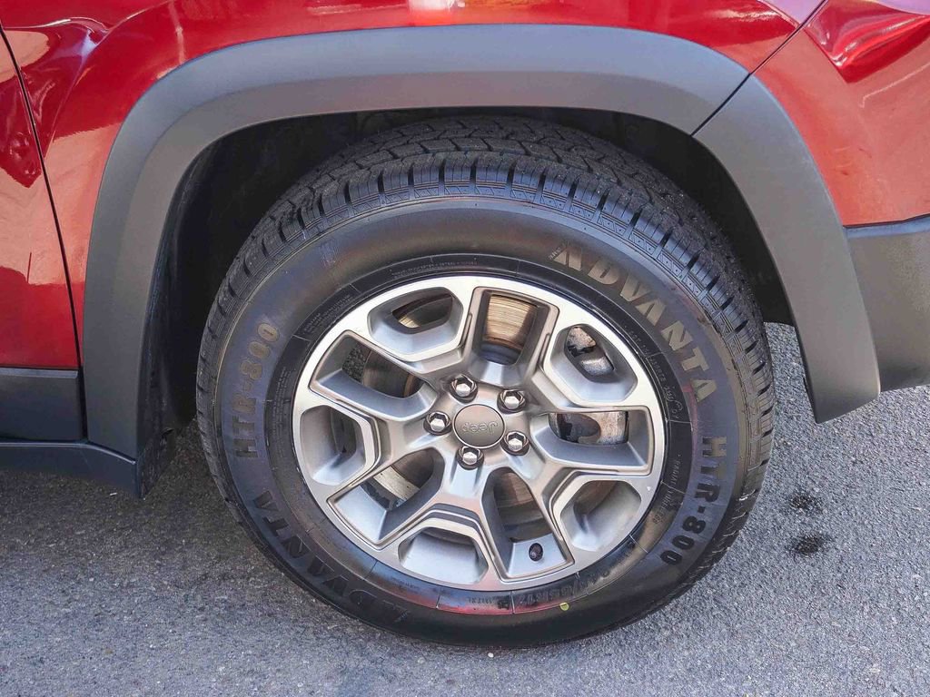 Used 2021 Jeep Cherokee Trailhawk image 9