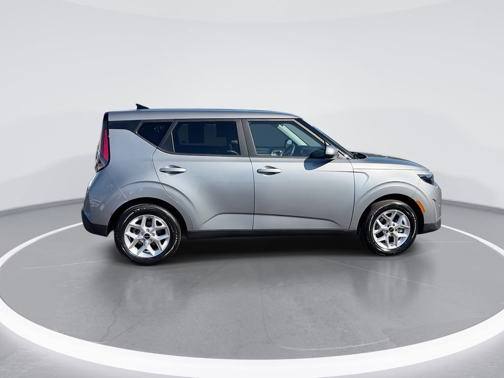 Certified 2025 Kia Soul LX w/ LX Technology Package FWD image 9