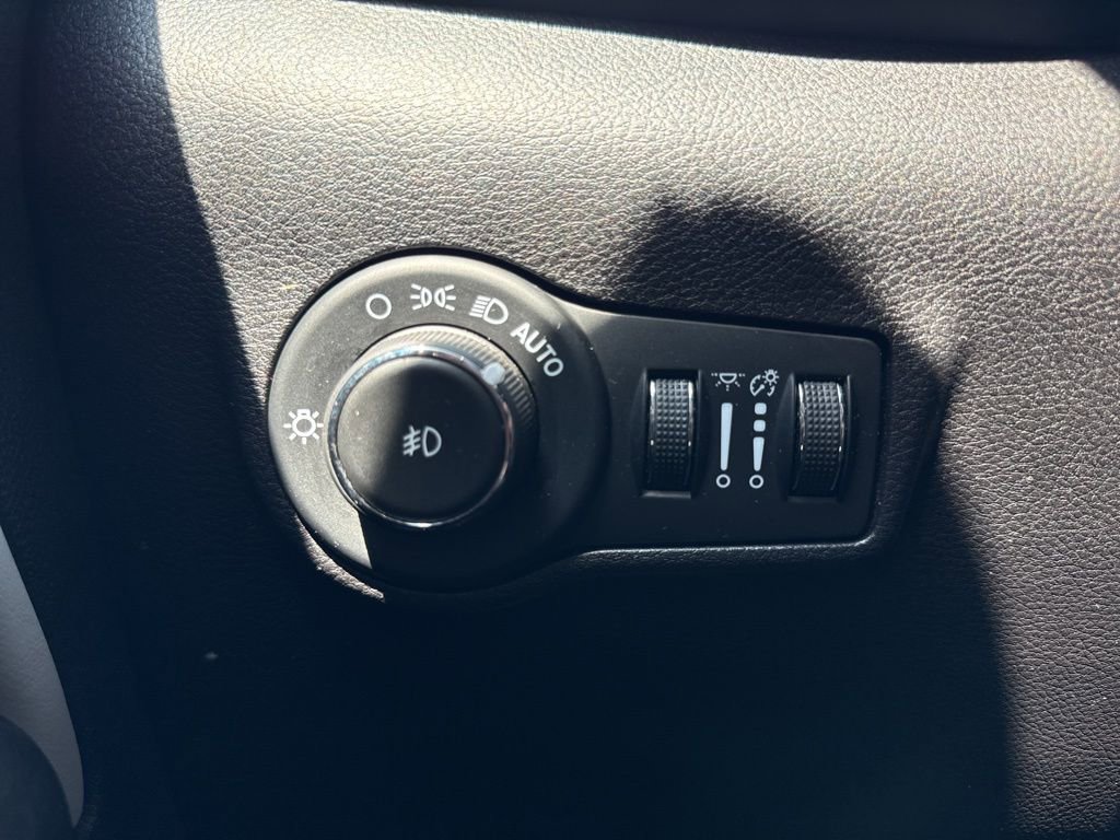 Used 2025 Jeep Compass Limited image 15