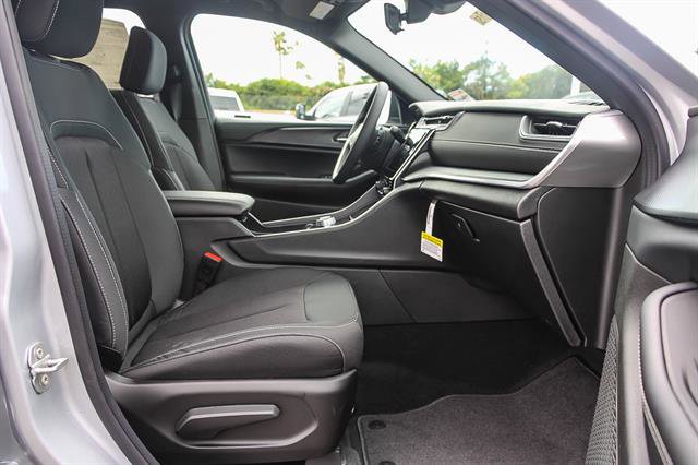 New 2025 Jeep Grand Cherokee Laredo image 15