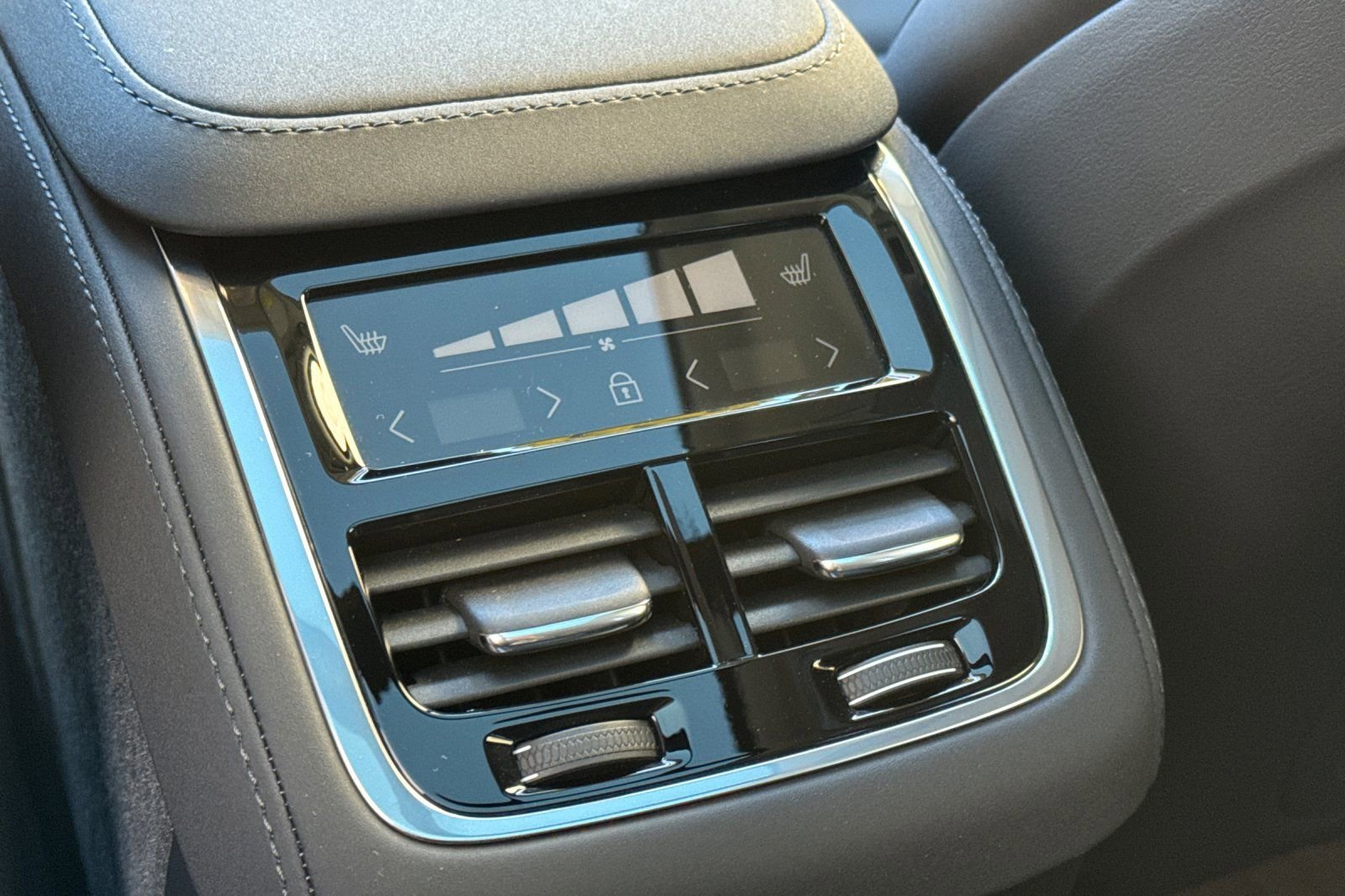 Used 2025 Volvo XC90 B6 Core w/ Protection Package Premier image 13