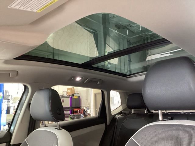 Certified 2025 Volkswagen Taos SE w/ Panoramic Sunroof Package image 16