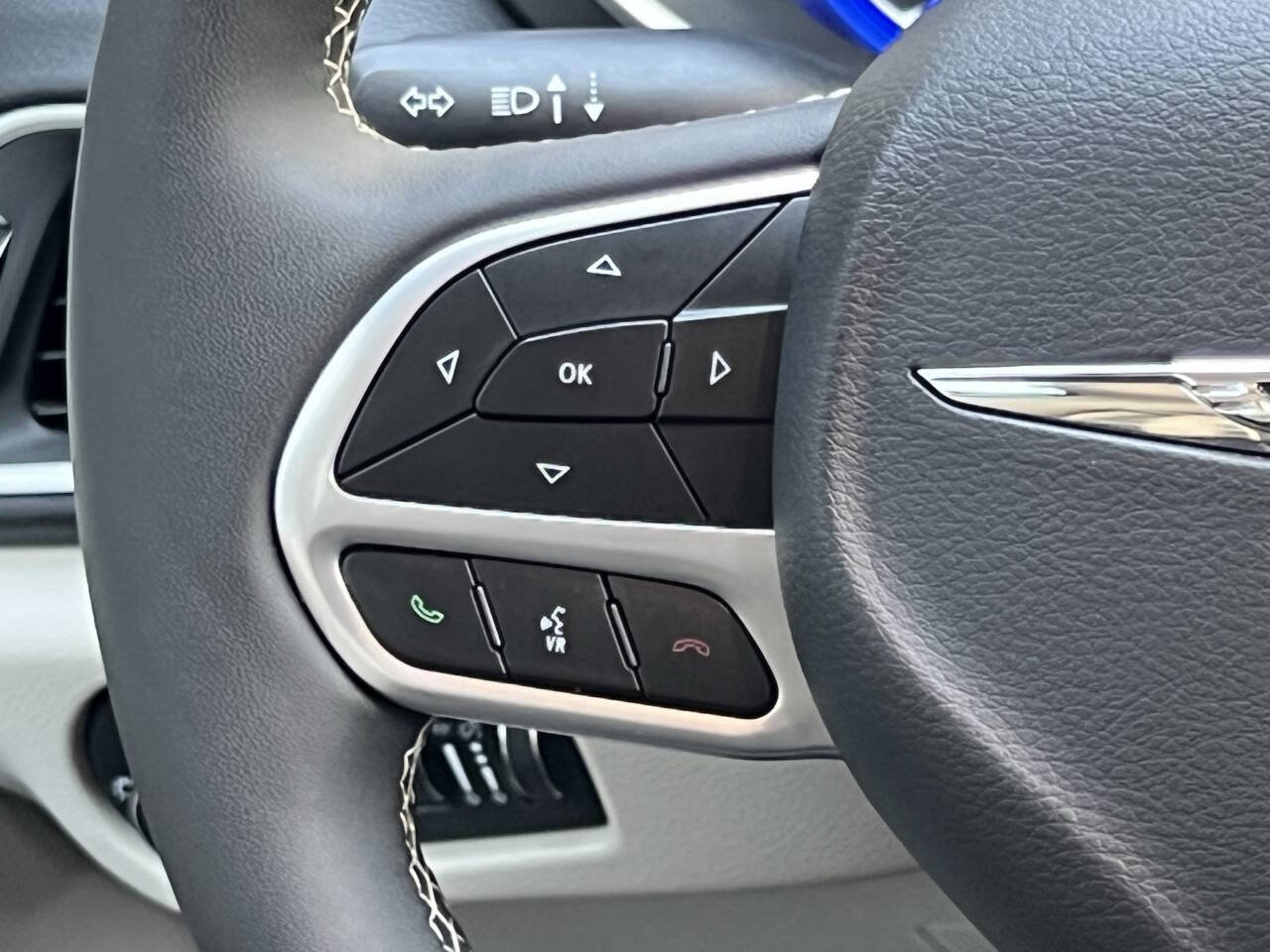 Used 2024 Chrysler Pacifica Touring-L FWD image 13