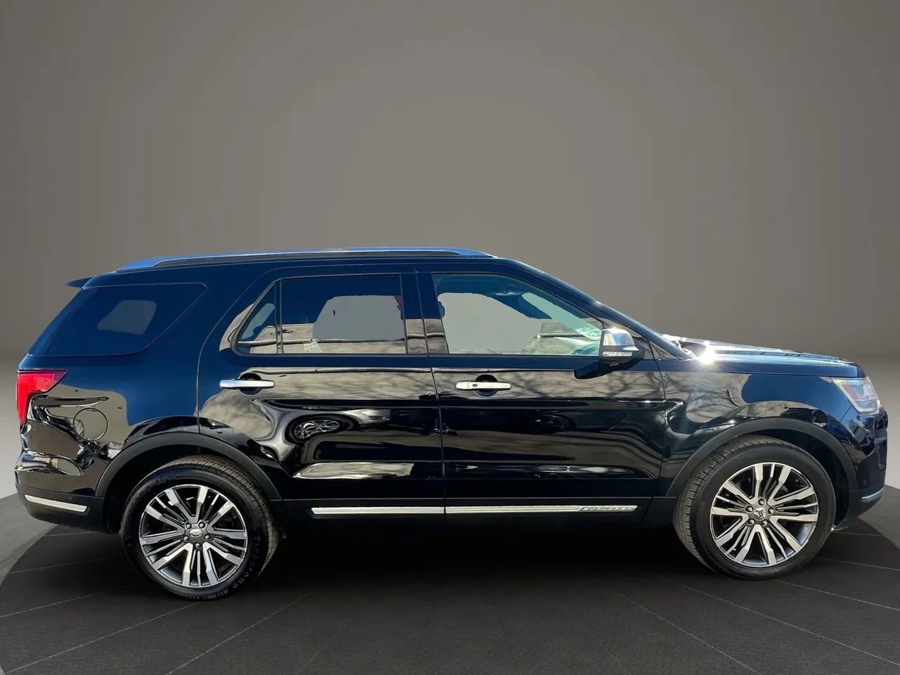 Used 2018 Ford Explorer Platinum image 4