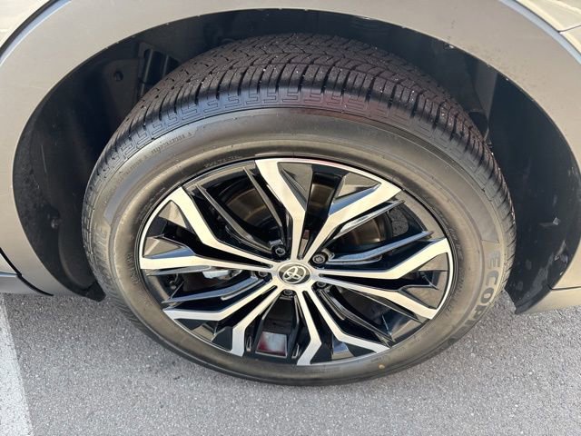 Certified 2026 Toyota Crown AWD/4WD image 18
