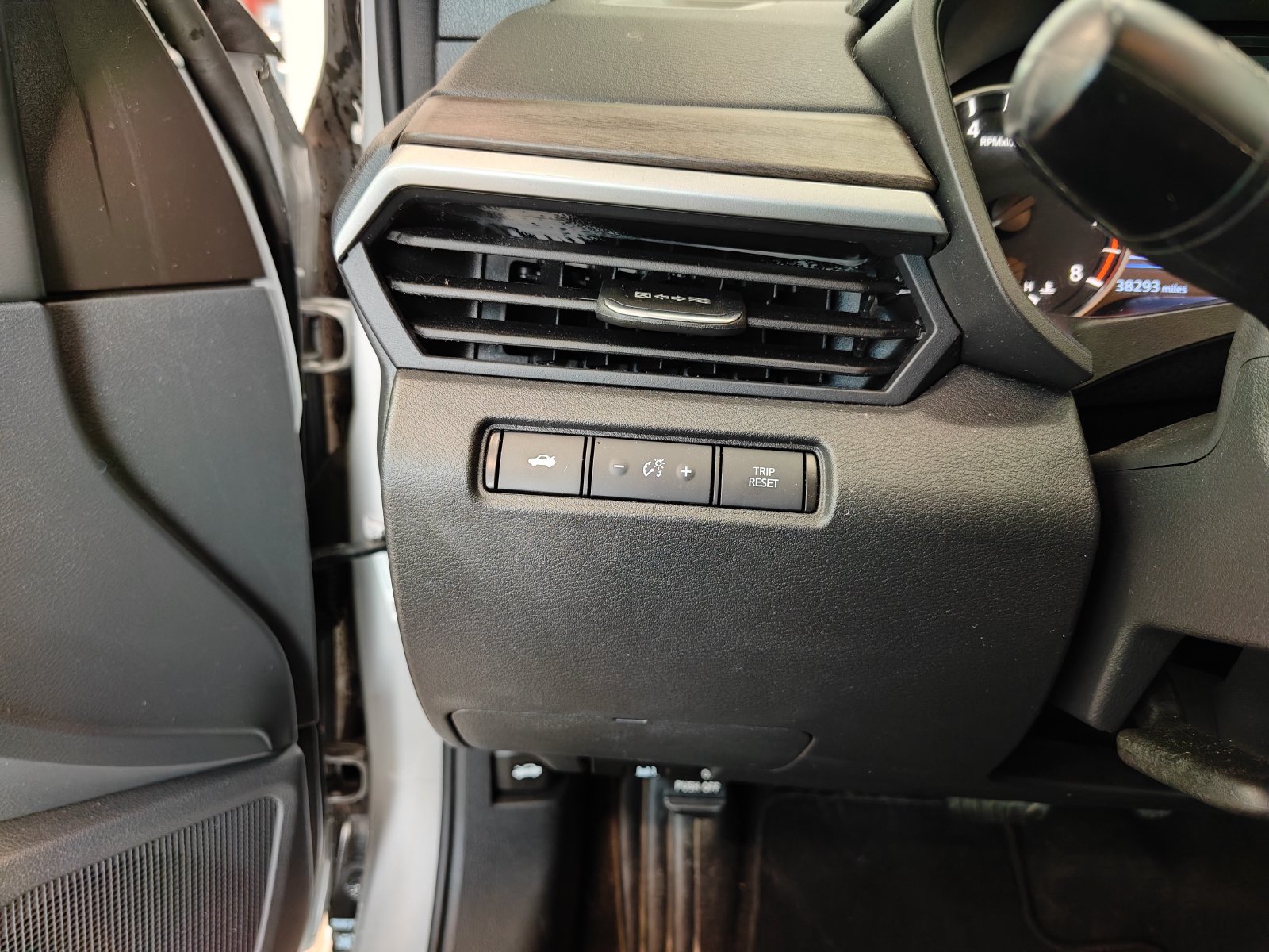 Used 2025 Nissan Altima 2.5 SV FWD image 13