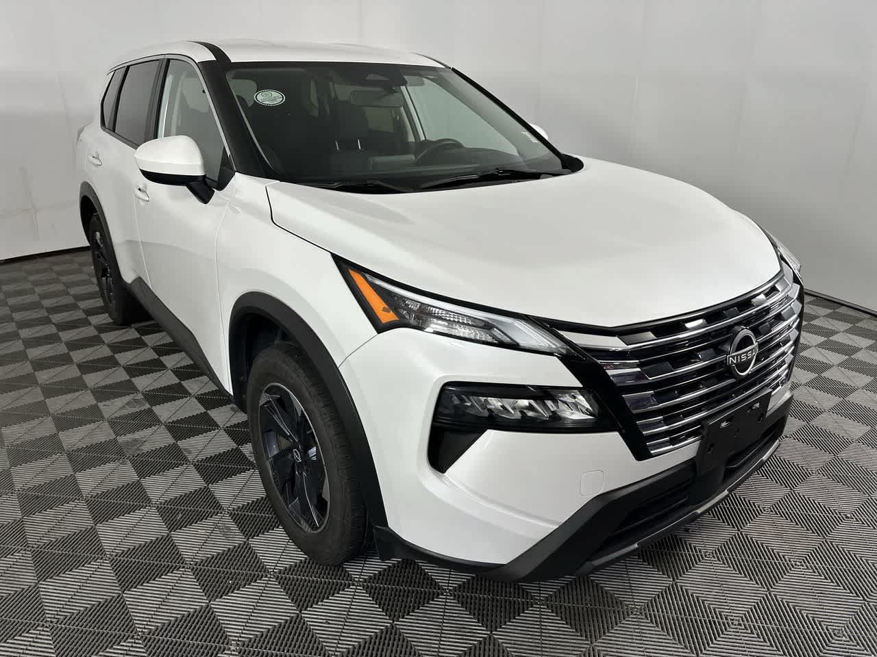 Used 2024 Nissan Rogue SV AWD/4WD image 2
