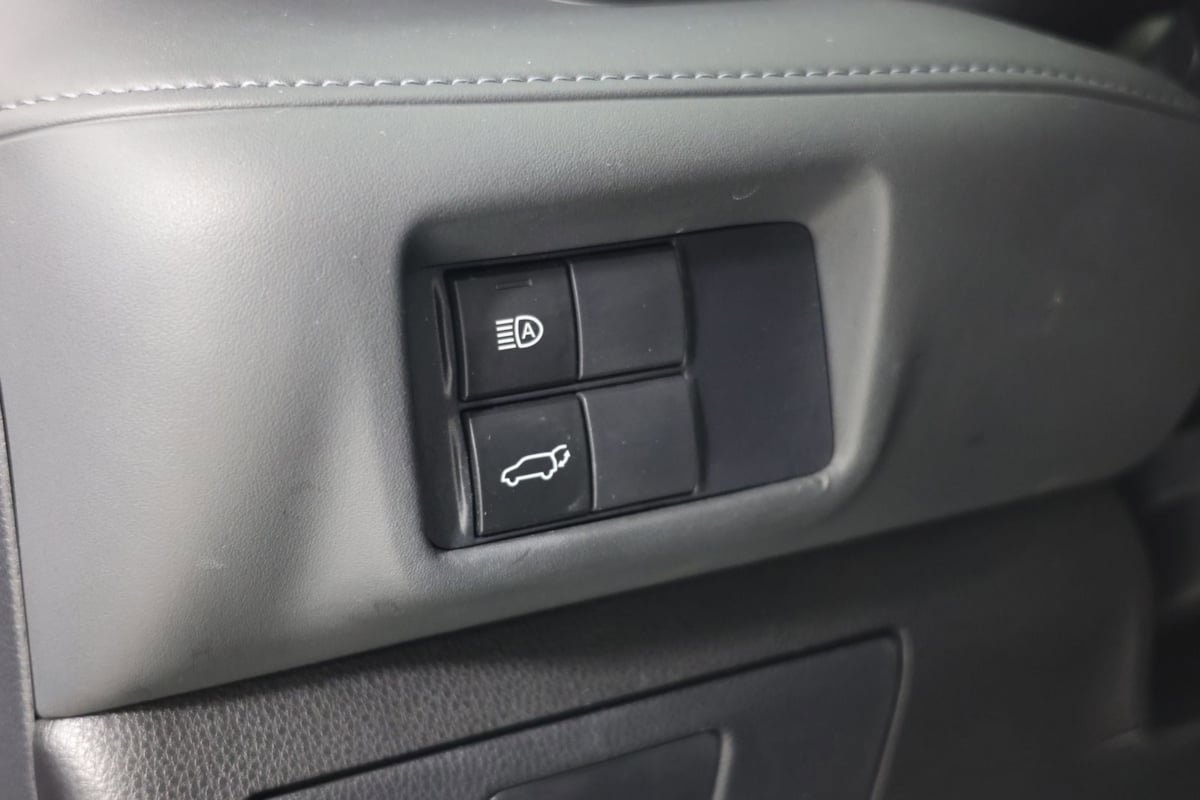 Used 2020 Toyota Highlander XLE FWD image 24