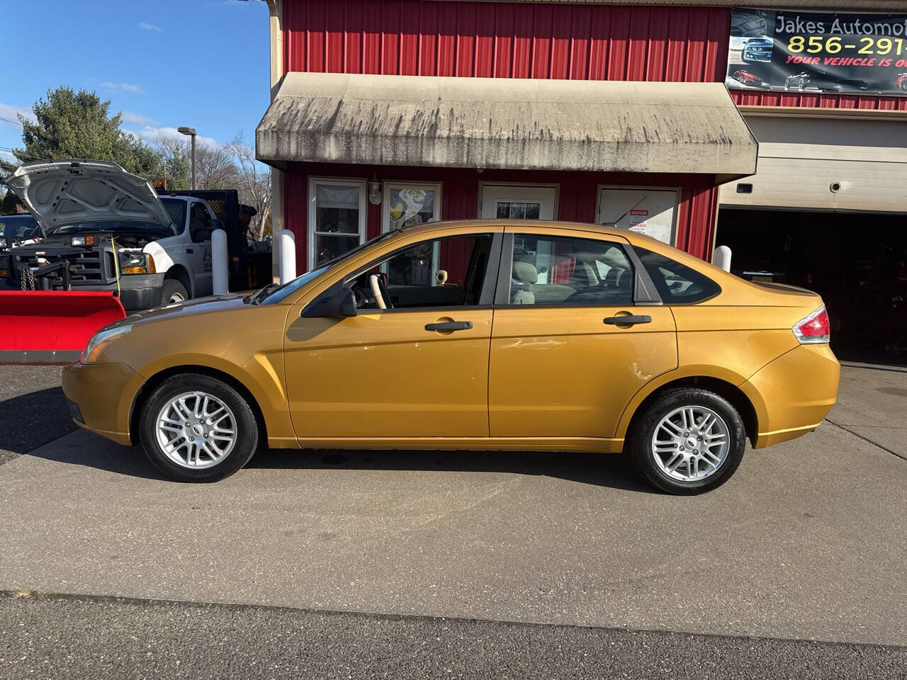 Used 2009 Ford Focus SE FWD image 2