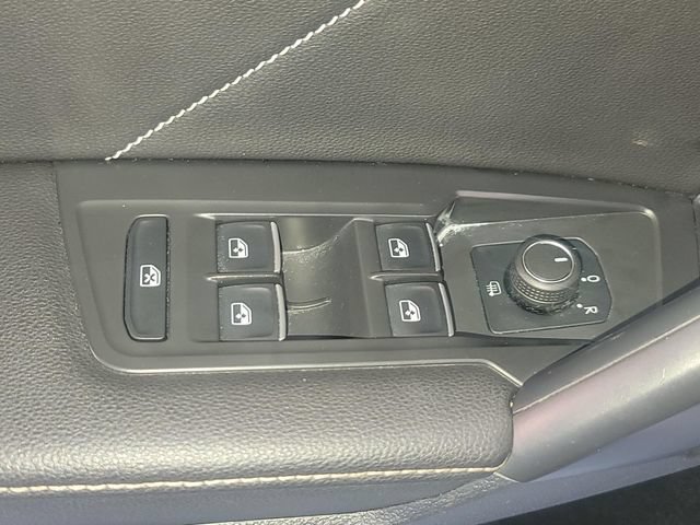 Used 2023 Volkswagen Tiguan SE R-Line FWD image 30