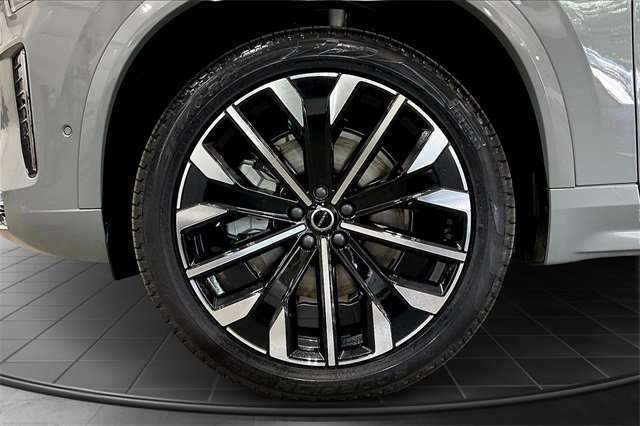 New 2026 Volvo XC90 B6 Plus w/ Protection Package Premier image 13